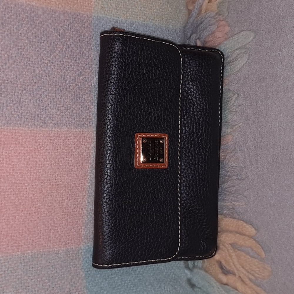 Dooney and Bourke medium pouchette in Navy pebble leather